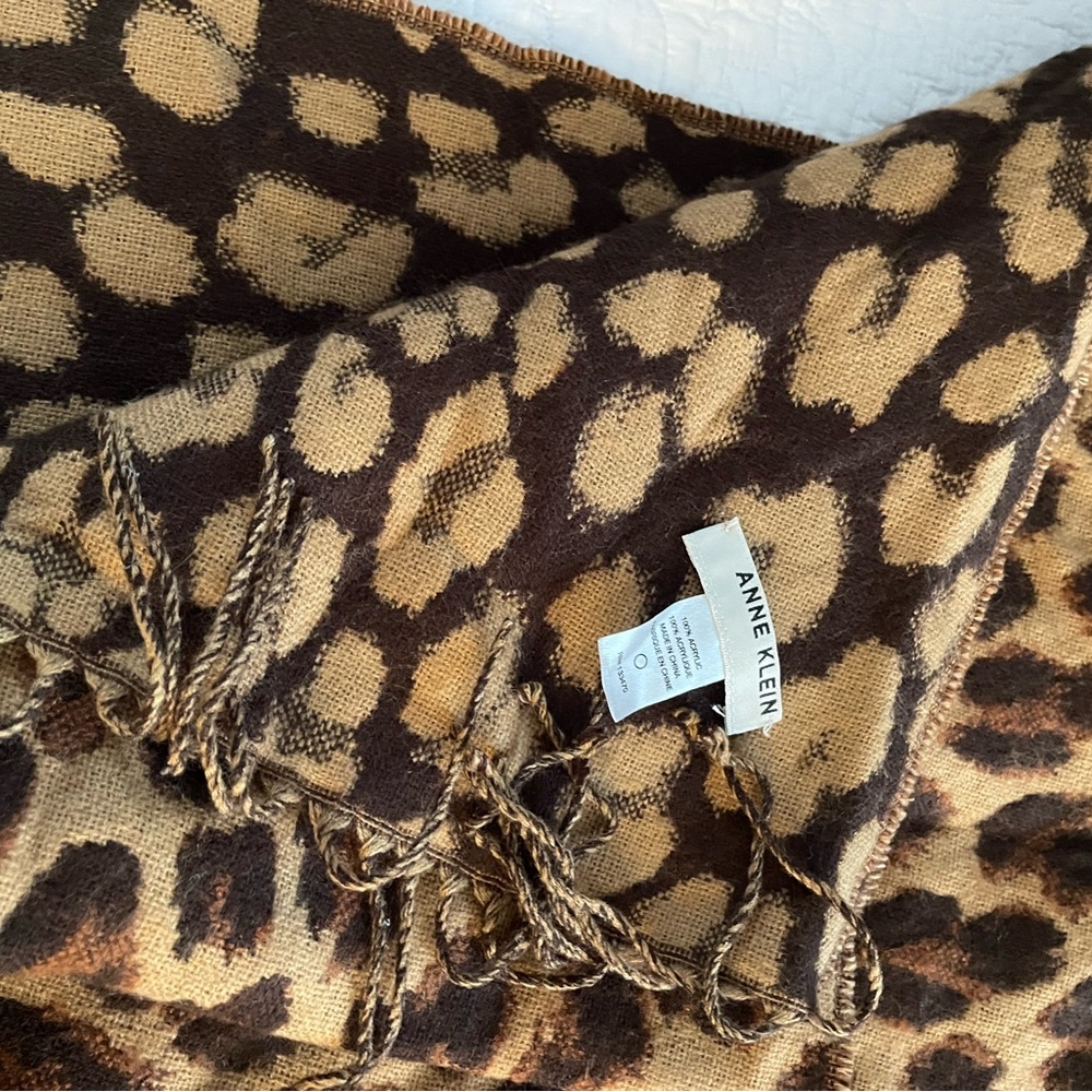 Anne Klein large brown and beige patterned scarf/wrap. 100% acrylic but warm